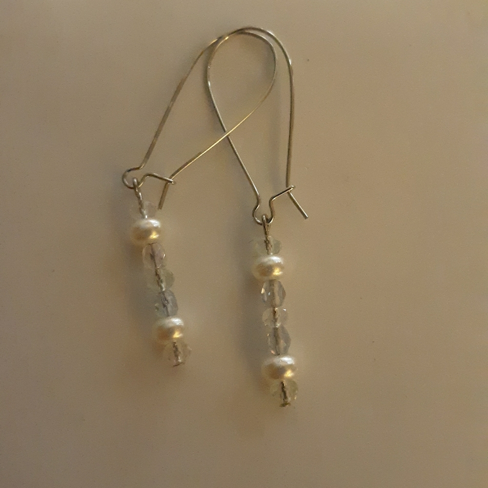 Ladies glass bead/glass pearl earrings